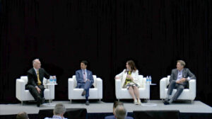 Read more about the article Panel Discussion on Ease of Lenticule Dissection With the New VISUMAX 800